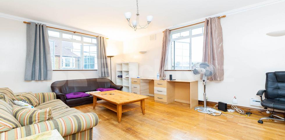 Beautiful three double bedroom flat Cranleigh Street, Camden